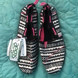 NWT Big Girl Black and Pink Bob’s (youth size 5)